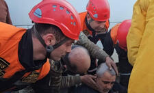 Avtobusun altında köməksiz qalan şəxs xilas edildi (FOTO/VİDEO)