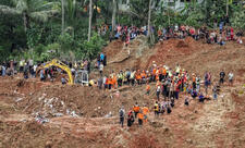 İndoneziyada torpaq sürüşməsi zamanı 7 nəfər ölüb