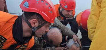 Avtobusun altında köməksiz qalan şəxs xilas edildi (FOTO/VİDEO)