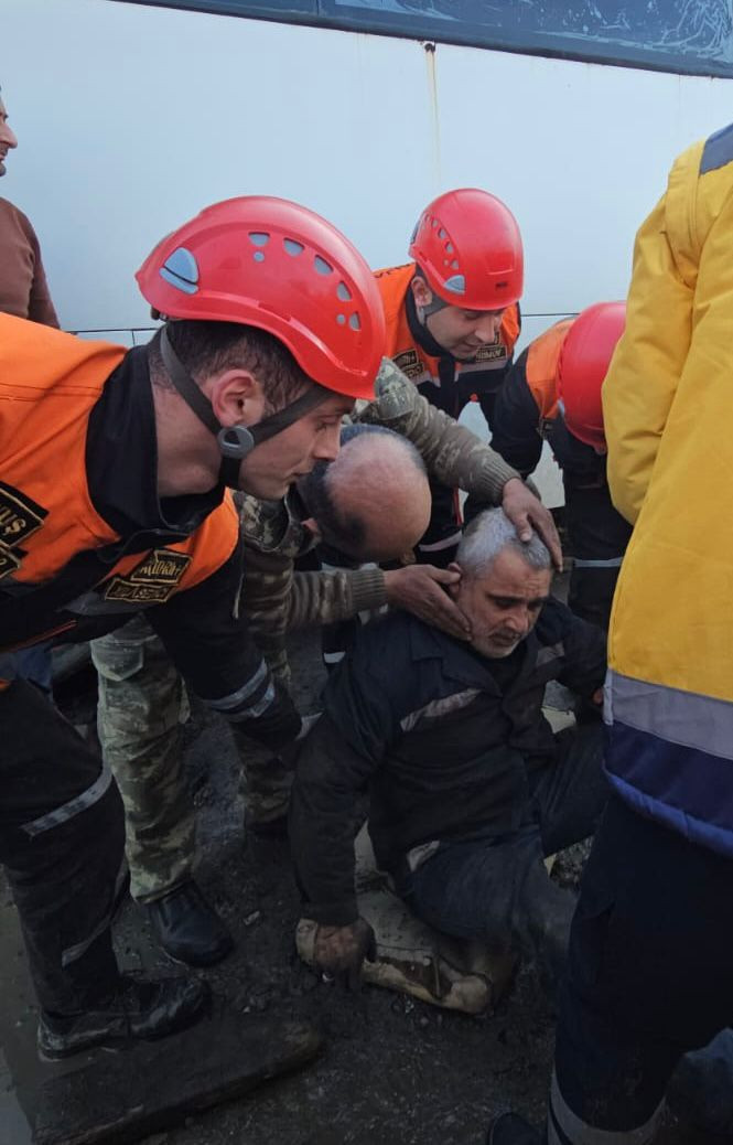 Avtobusun altında köməksiz qalan şəxs xilas edildi (FOTO/VİDEO)