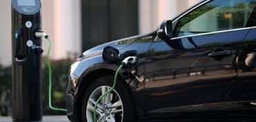 Aİ-də elektrik avtomobilləri ilk dəfə benzinliləri üstələdi