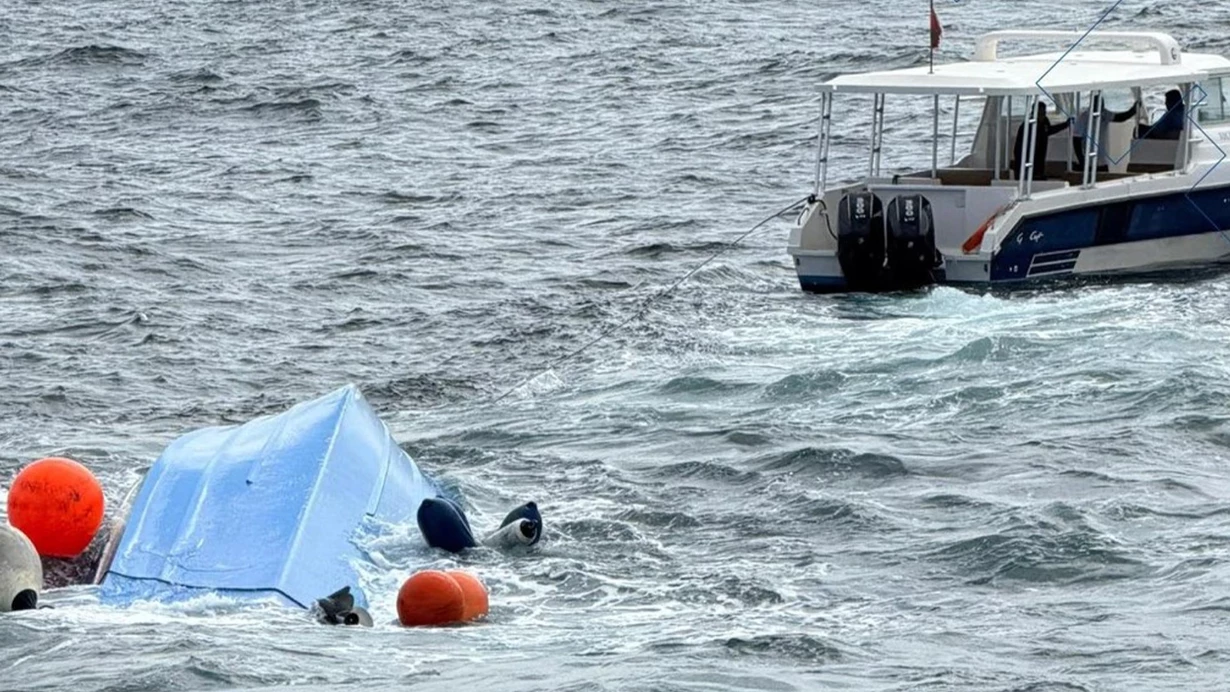 Omanda turistləri daşıyan qayıq çevrildi: 3 ölü, 2 yaralı