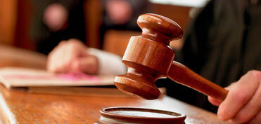 Uşağa ziyan vuranların qanuni nümayəndə qismində mülki və cinayət proseslərində iştirakı qadağan edilir