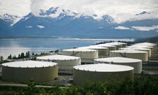 ABŞ-ın kommersiya neft ehtiyatları 424 mln. bareldən aşağı enib