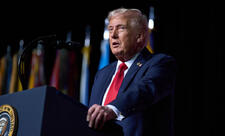 Tramp şatdaunun qarşısını almaq üçün Konqreslə əməkdaşlıq edir