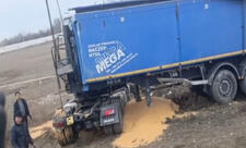 Ucarda yük maşını ilə minik maşını toqquşub, yaralılar var - FOTO