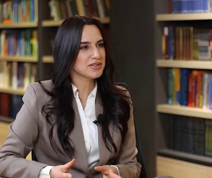 “Sosial şəbəkələr nə tamamilə təhlükəli, nə də faydalı vasitədir”