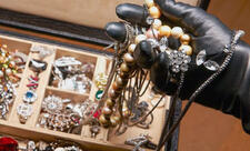 Paytaxtda evdən qızıl oğurlanıb