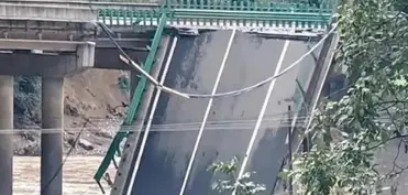 Çində körpünün uçması nəticəsində ölənlərin sayı 5-ə çatıb