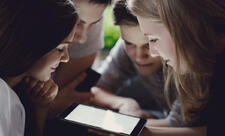 Yeniyetmələrə sosial şəbəkə qadağası: zərurət nədən yaranır?