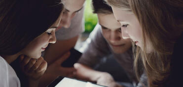 Yeniyetmələrə sosial şəbəkə qadağası: zərurət nədən yaranır?