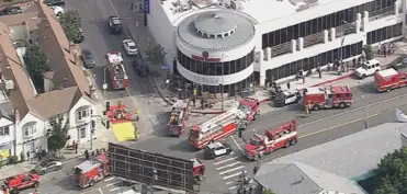 ABŞ-da avtomobil mağazaya çırpılıb: 3 nəfər ölüb, yaralılar var