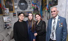 Leyla Əliyeva və Alena Əliyeva Gəncə Memorial Kompleksini və Milli Qəhrəman Natiq Qasımovun ailəsini ziyarət ediblər
