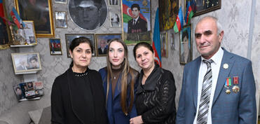 Leyla Əliyeva və Alena Əliyeva Gəncə Memorial Kompleksini və Milli Qəhrəman Natiq Qasımovun ailəsini ziyarət ediblər