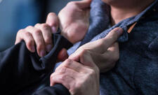 Gəncədə 20 yaşlı oğlanı döyüb, kəsici alətlə xəsarət yetiriblər