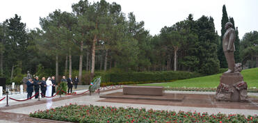 Ərəb Parlamentinin prezidenti Fəxri xiyabanı və Zəfər parkını ziyarət edib