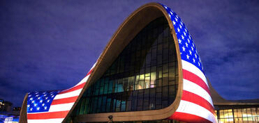 Heydər Əliyev Mərkəzi Vensin səfəri şərəfinə ABŞ bayrağı ilə işıqlandırılıb