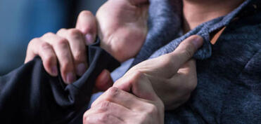 Gəncədə 20 yaşlı oğlanı döyüb, kəsici alətlə xəsarət yetiriblər