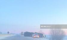 Masallıda buzlu yolda yük maşını aşıb