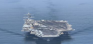 Tramp ABŞ-ın ən böyük təyyarədaşıyan gəmisinin fotosunu paylaşıb