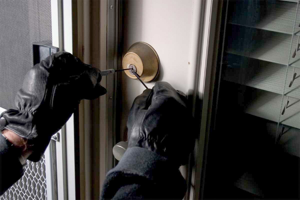 Evlərdən silsilə oğurluqlar edən şəxs saxlanılıb