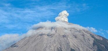 İndoneziyada Semeru vulkanı yeddi dəfə püskürüb