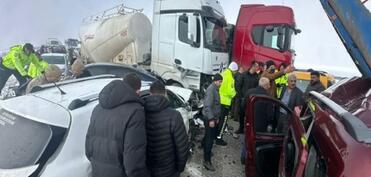 Türkiyədə 11 avtomobilin iştirakı ilə zəncirvarı yol qəzasında 20 nəfər yaralanıb