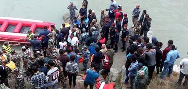 Nepalda avtobus çaya aşıb, 18 nəfər ölüb