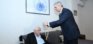 Samir Nuriyev Nəriman Həsənzadəyə “Heydər Əliyev” ordenini təqdim edib