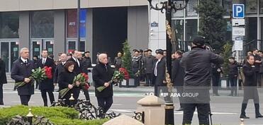 Dövlət və hökumət rəsmiləri Bakıdakı "Ana harayı" abidəsini ziyarət ediblər