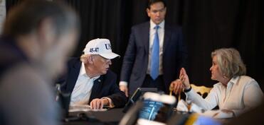 Trampın İrana qarşı hərbi əməliyyatları izləməsinin görüntüləri yayılıb