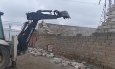 Buzovnada qanunsuz tikili sökülüb