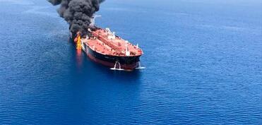 Hörmüz boğazından keçməyə çalışan daha bir gəmi hücuma məruz qalıb