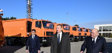 Prezident İlham Əliyev Bakıda məişət tullantıları daşıyan texnikalarla tanış olub