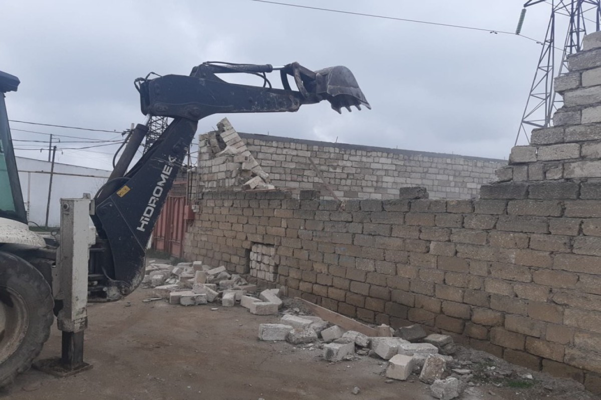 Buzovnada qanunsuz tikili sökülüb