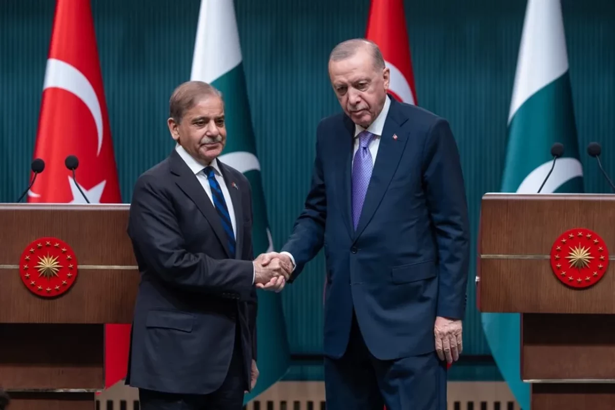 Ərdoğan Şahbaz Şəriflə regiondakı son vəziyyəti müzakirə edib