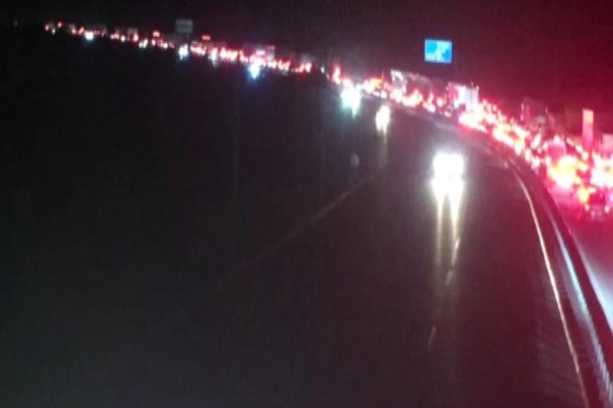 Bakı dairəvi yolunda avtomobil yanıb, Sumqayıt istiqamətində sıxlıq yaranıb