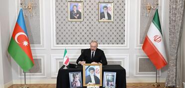 Prezident İlham Əliyev İran səfirliyində olub, başsağlığı verib