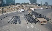 “Bağırov” körpüsündə yol qəzası olub, yük yola aşıb - VİDEO