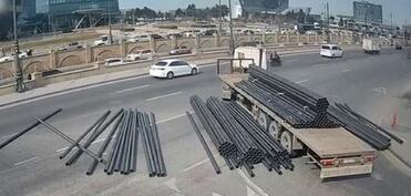 “Bağırov” körpüsündə yol qəzası olub, yük yola aşıb - VİDEO