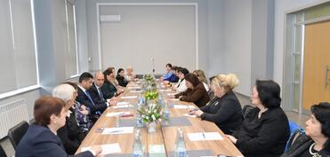 Emin Əmrullayev təqaüddə olan qabaqcıl qadın təhsil işçiləri ilə görüş keçirib