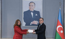 Kolumbiyanın yeni səfiri etimadnaməsinin surətini Ceyhun Bayramova təqdim edib