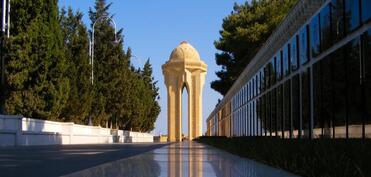 Antonio Koşta Şəhidlər xiyabanını ziyarət edib