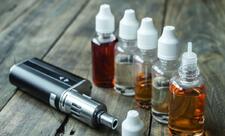 Küçədə elektron siqaret çəkənlər cərimələnəcək