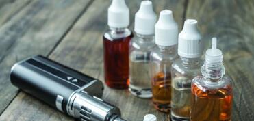 Küçədə elektron siqaret çəkənlər cərimələnəcək