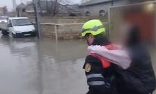 Bakıda subasma nəticəsində köməksiz vəziyyətdə qalan şəxslər təxliyə olunub - VİDEO