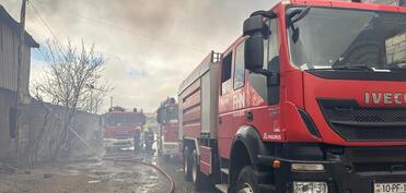 Binəqədidə anbarda yanğın başladı - YENİLƏNDİ