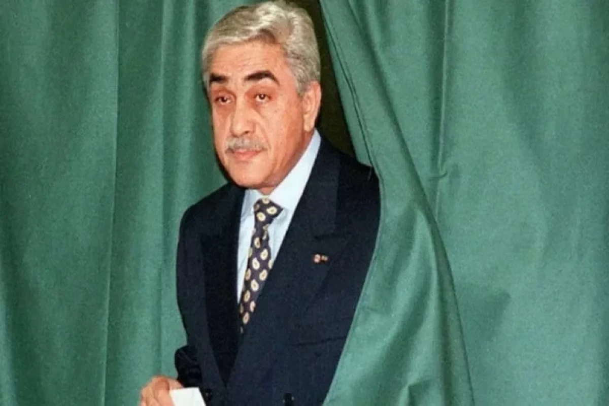 Əlcəzairin sabiq prezidenti Əl-Yəmin Zərval vəfat edib