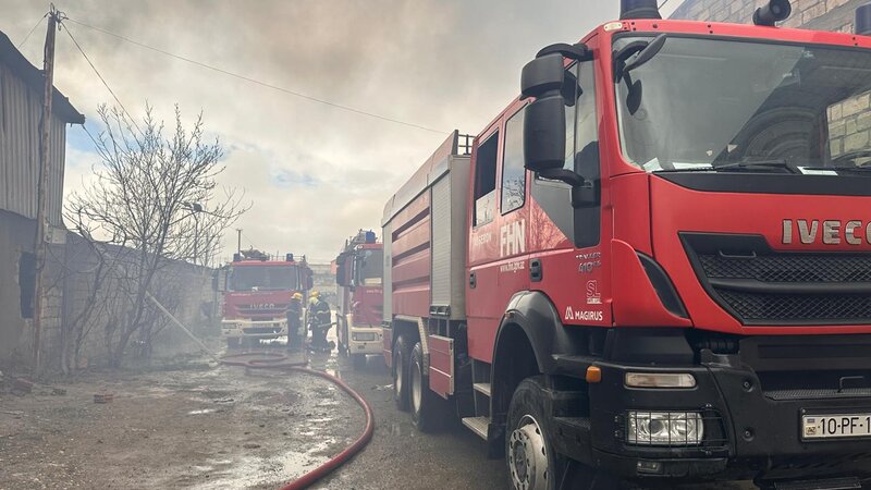 Binəqədidə anbarda yanğın başladı - YENİLƏNDİ