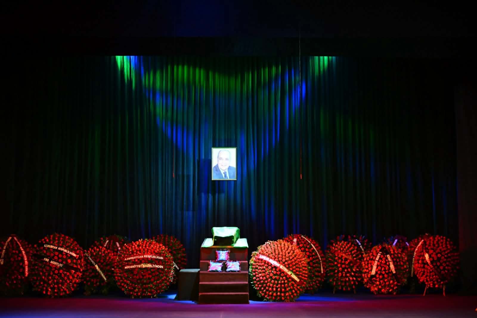 Xalq artisti Rasim Balayev son mənzilə yola salınıb